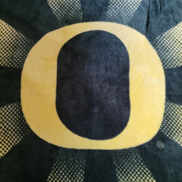 Oregon Duck Throw Blanket - Picture 2 of 4